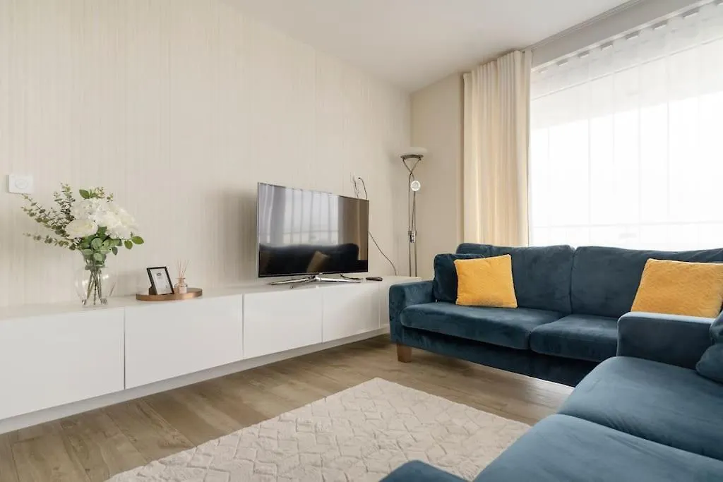Lovely En-Suite Flat With Balcony And Parking. London Apartment