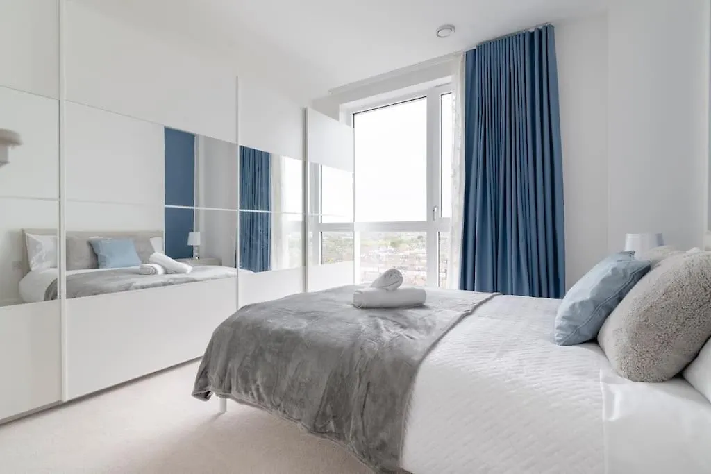 Apartment Lovely En-Suite Flat With Balcony And Parking. London