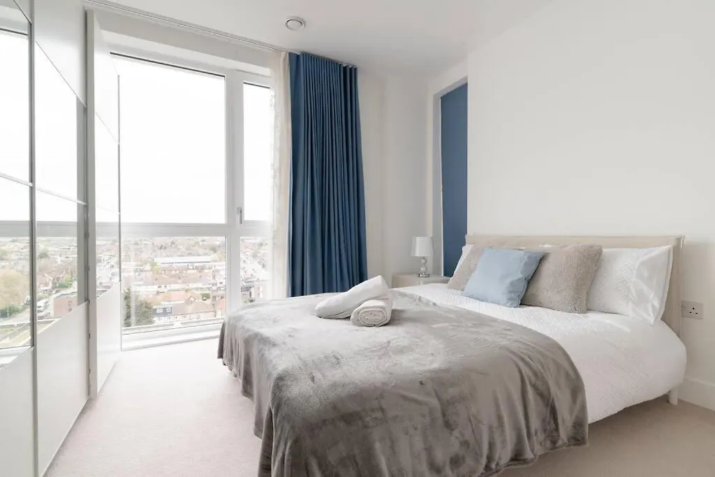 Apartment Lovely En-Suite Flat With Balcony And Parking. London