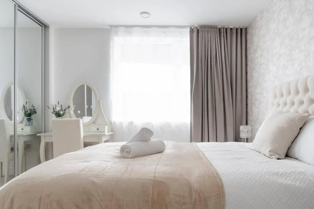 Lovely En-Suite Flat With Balcony And Parking. London