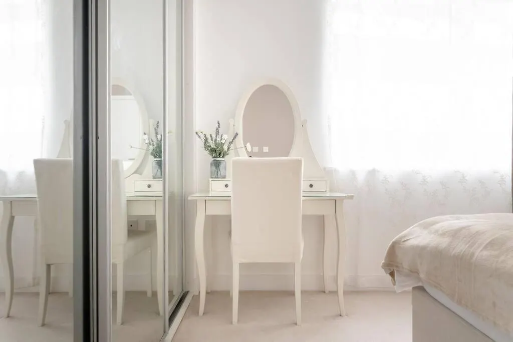 Lovely En-Suite Flat With Balcony And Parking. London