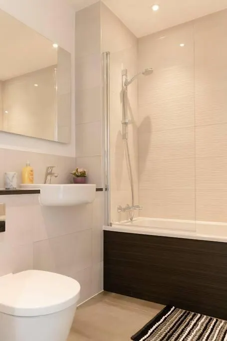 Lovely En-Suite Flat With Balcony And Parking. London Apartment