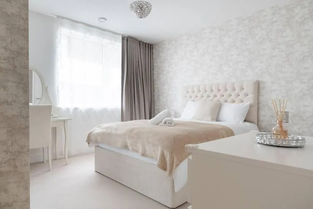 Lovely En-Suite Flat With Balcony And Parking. London Apartment