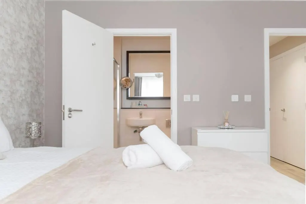Apartment Lovely En-Suite Flat With Balcony And Parking. London