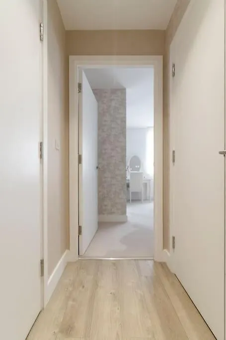 Lovely En-Suite Flat With Balcony And Parking. London