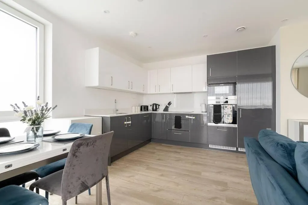 Lovely En-Suite Flat With Balcony And Parking. London Apartment