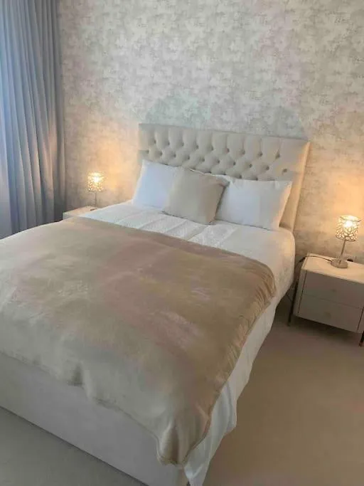 Lovely En-Suite Flat With Balcony And Parking. London 0*,