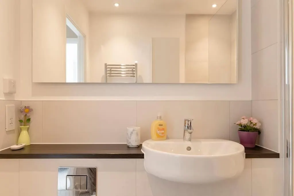 Lovely En-Suite Flat With Balcony And Parking. London 0*,
